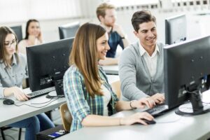 Franquias de educação e capacitação profissional: da infância à requalificação de adultos